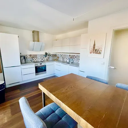 Beautiful Spacious Center Flat With Parking Option Apartment *