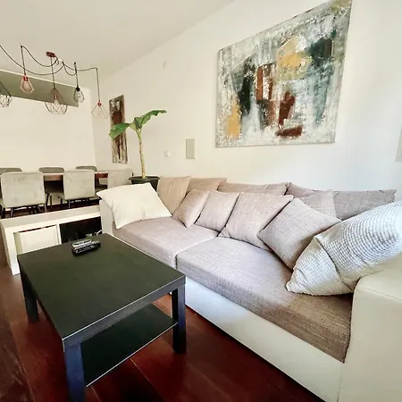 Beautiful Spacious Center Flat With Parking Option *