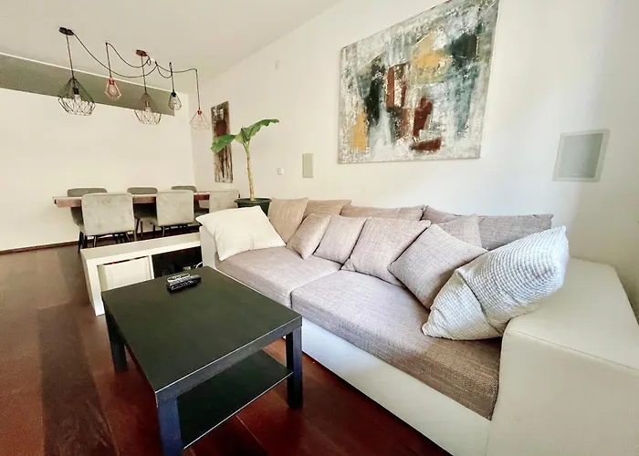 Beautiful Spacious Center Flat With Parking Option *