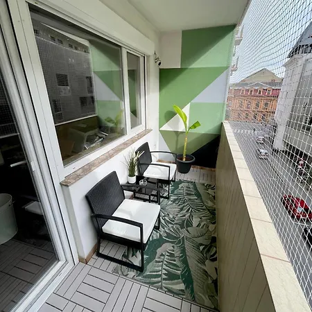 Beautiful Spacious Center Flat With Parking Option *