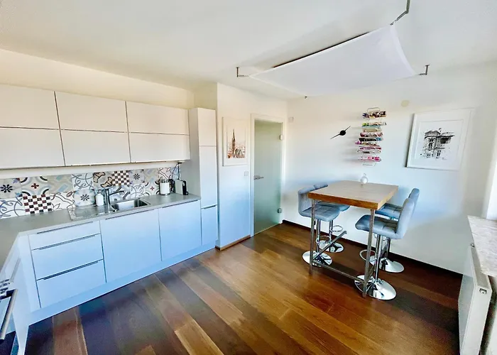 아파트 Beautiful Spacious Center Flat With Parking Option