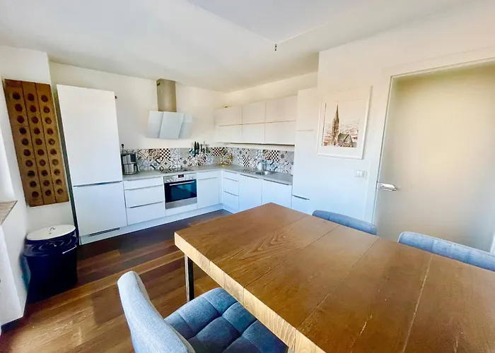 Beautiful Spacious Center Flat With Parking Option 아파트 *