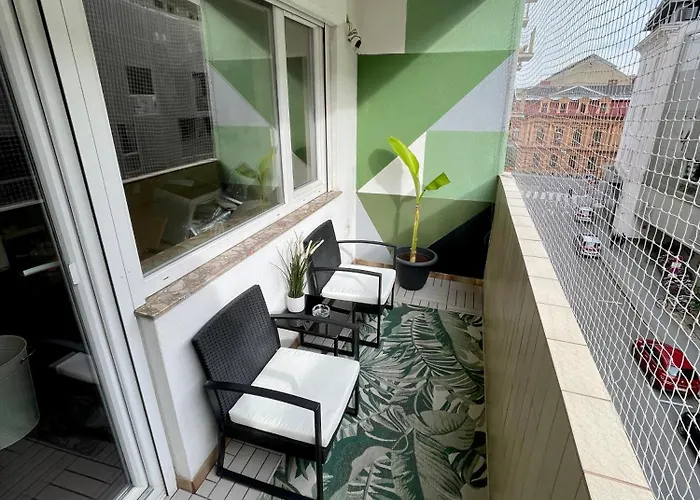 Beautiful Spacious Center Flat With Parking Option *