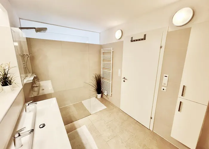 아파트 Beautiful Spacious Center Flat With Parking Option